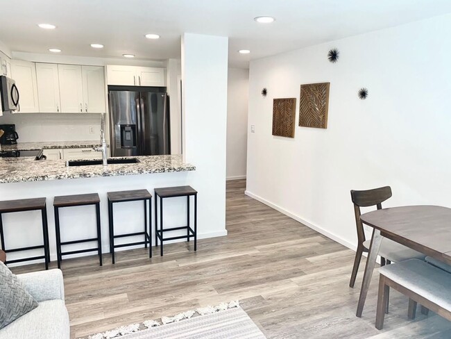 Building Photo - Fully Furnished Luxury Unit