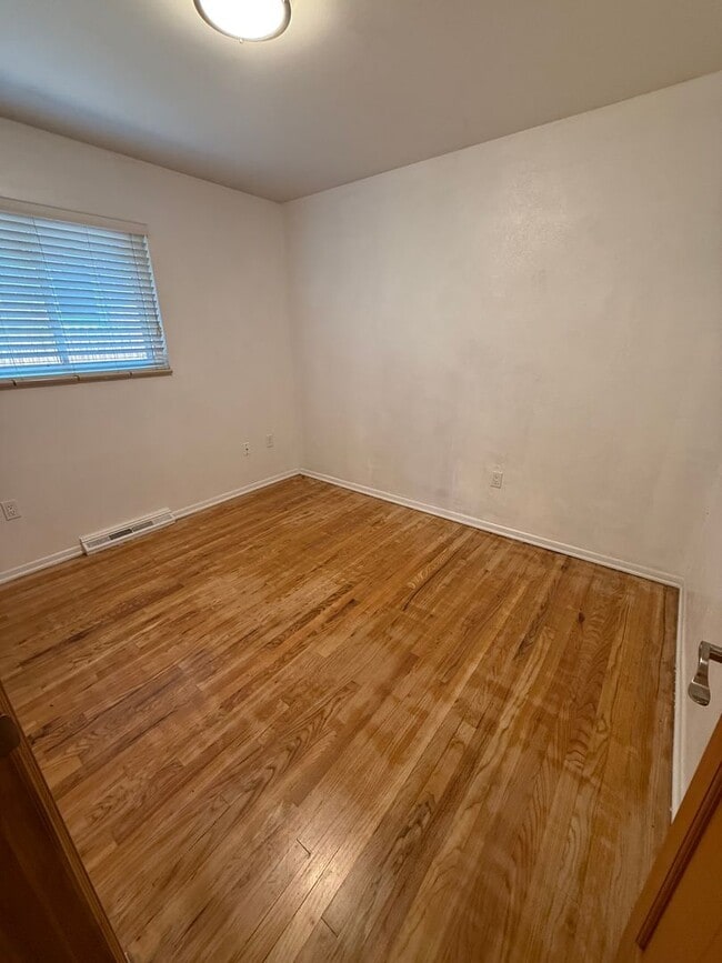 Building Photo - 2 bedroom / 1 bath Mid-Century brick duple...