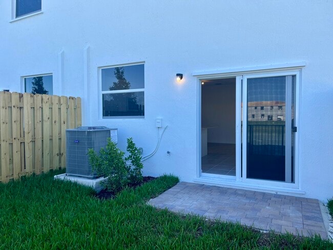 Building Photo - 2776 SE 26th Ave