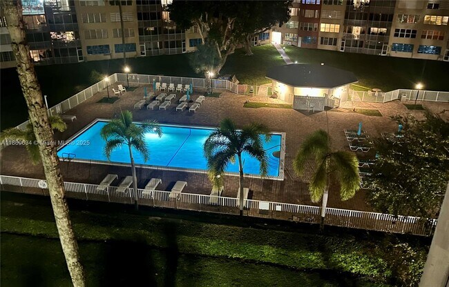 Building Photo - 1750 NE 191st St