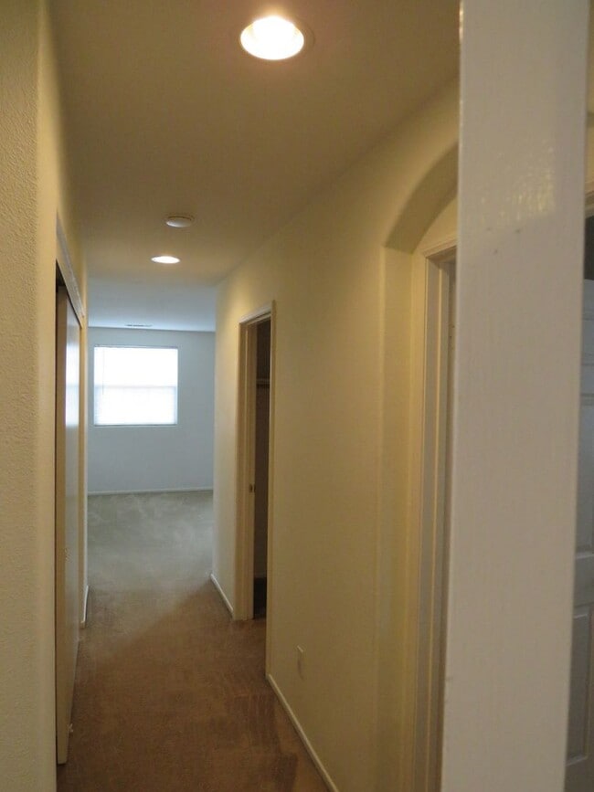 Building Photo - Autumn Glenn Large Two Story Home Near Sho...