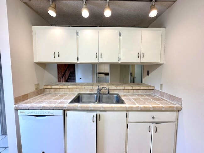 Building Photo - 805 8th Way