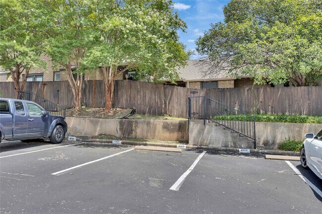Building Photo - 1015 E Yager Ln
