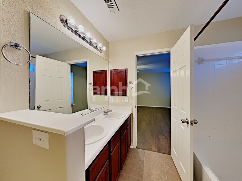 Building Photo - 455 Dolly Dr