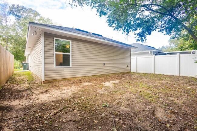 Building Photo - 8207 Doris Ave