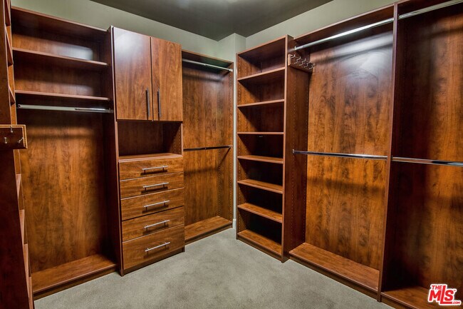 Building Photo - 447 N Doheny Dr