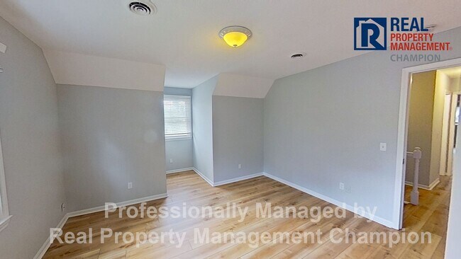Building Photo - Charming Home Backing up to Arrowhead Park...