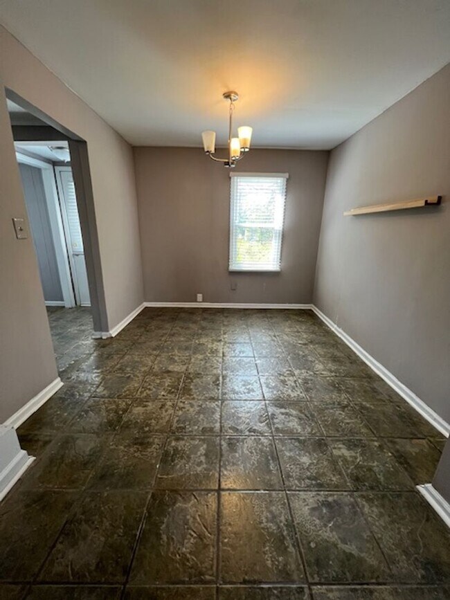 Building Photo - 2 Bedroom, 1 Bath Home