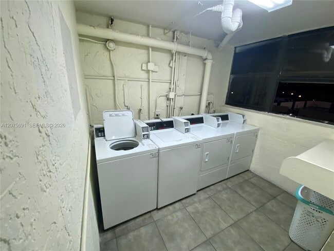 Building Photo - 2771 Riverside Dr