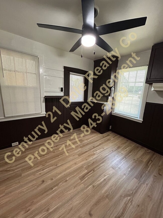 Building Photo - Beautifully redone 3 BR, 1 Bath Townhouse in York Suburban Schools