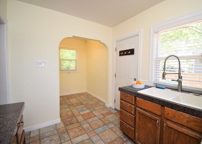 Building Photo - Cute 3 Bed 2 Bath Home in Sugarhouse!!!