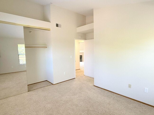 Building Photo - BRIGHT TOP FLOOR 2 BEDROOM CONDO ! Vaulted...