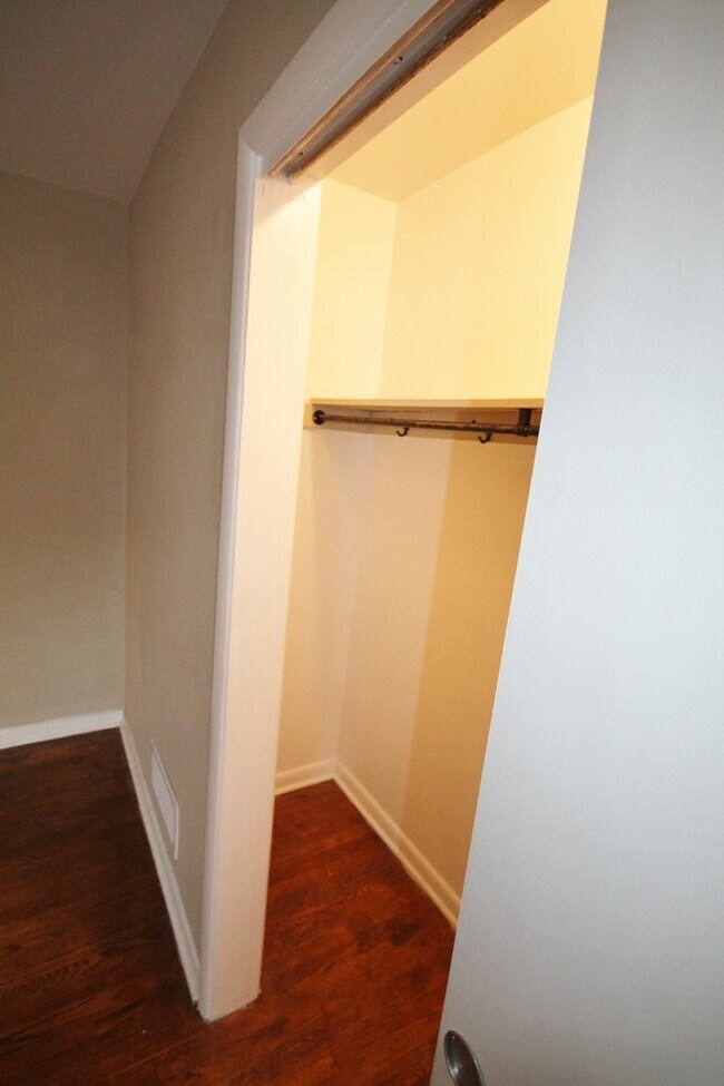 Building Photo - 1 Bedroom- Grandview Area