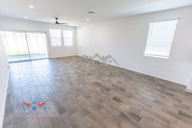 Building Photo - 1330 W Hess Ave