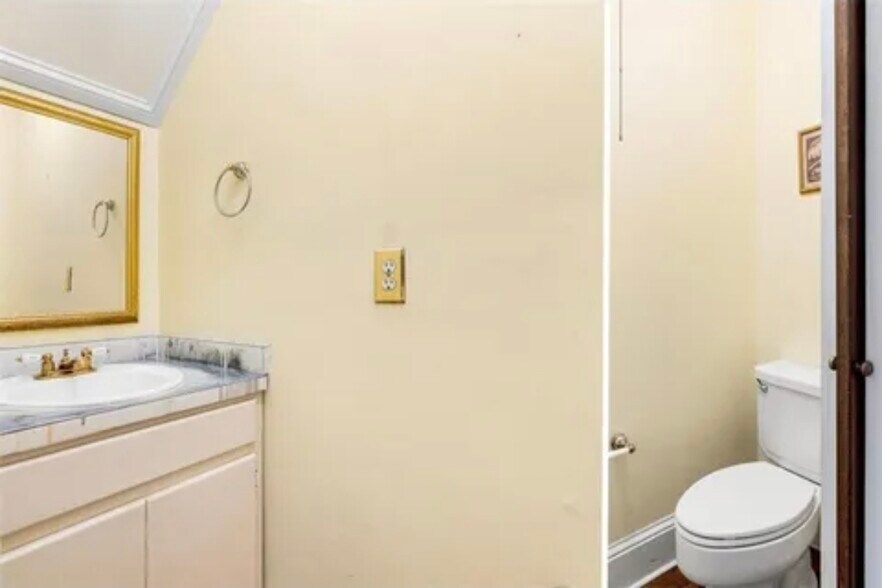 Building Photo - 250 S Ann St