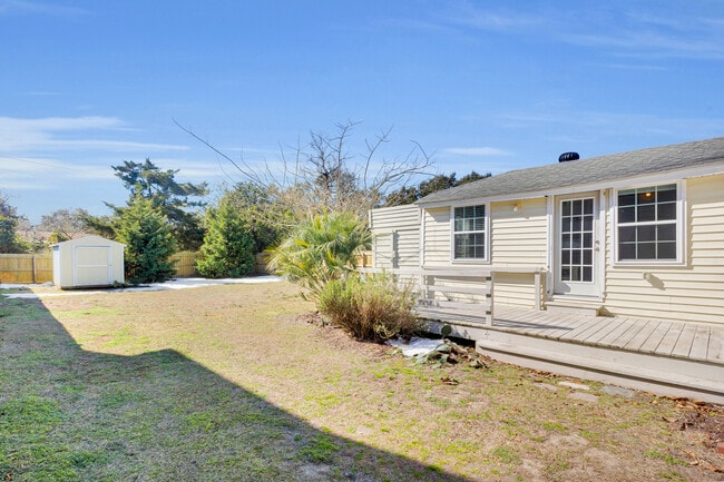 Building Photo - 2107 Bay St