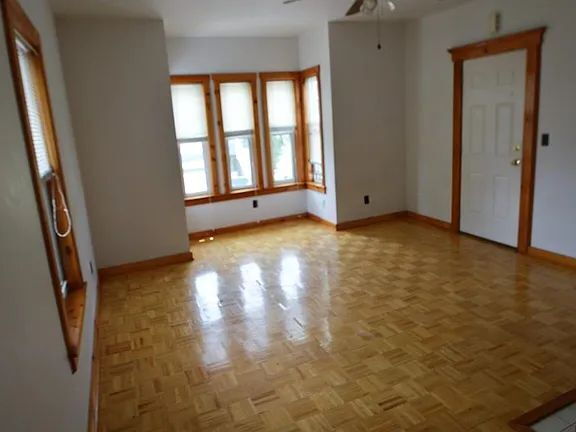 Building Photo - Get settled immediately in this great Fitc...