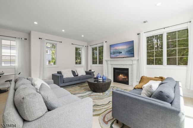 Building Photo - 20 Woodfern Rd