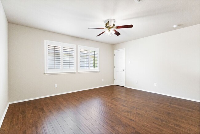 Building Photo - 4 Bedroom/2.5 Bath Wildhorse Subdivision