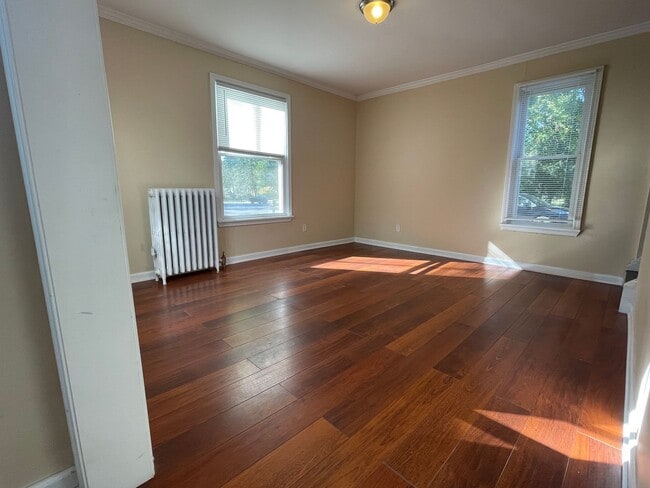 Building Photo - Updated 3bed / 3bath farmhouse.  Nice Location.