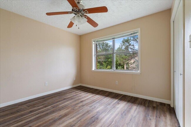 Building Photo - 906 N LBJ Dr