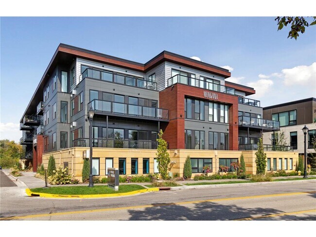 Building Photo - 253 Lake St E