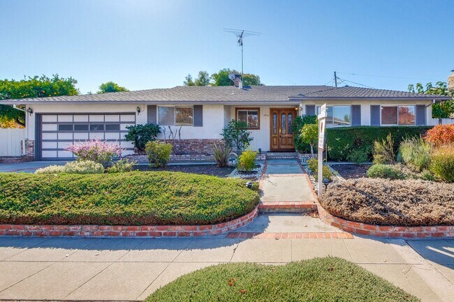 Building Photo - Hardwood Floors- Top Moreland SCH- SM Dogs Welcome- Close to Apple