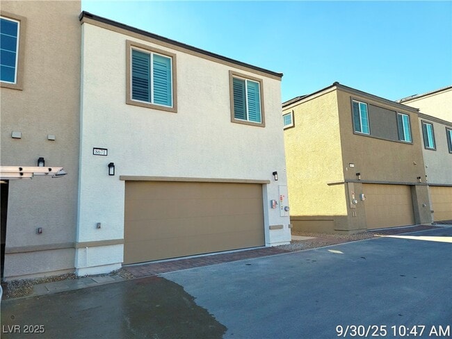 Building Photo - 8671 Luxuriant Ave