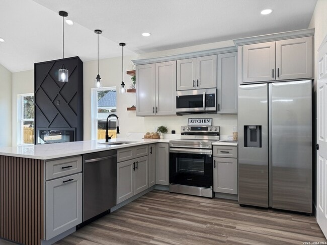 Building Photo - 656 Skyline Dr