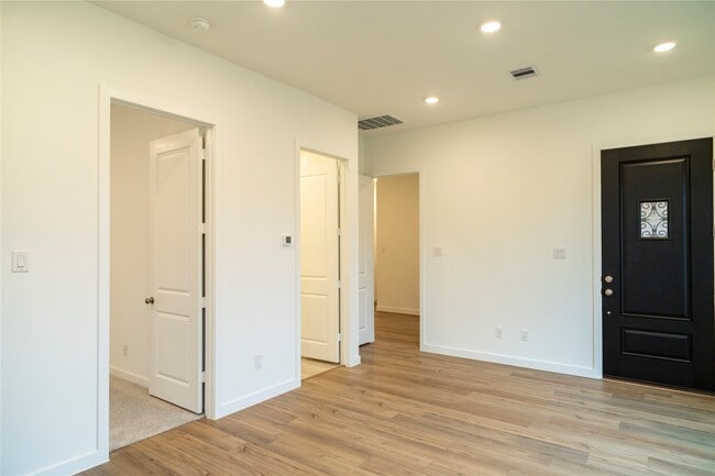 Building Photo - 31026 Sun Vly Dr