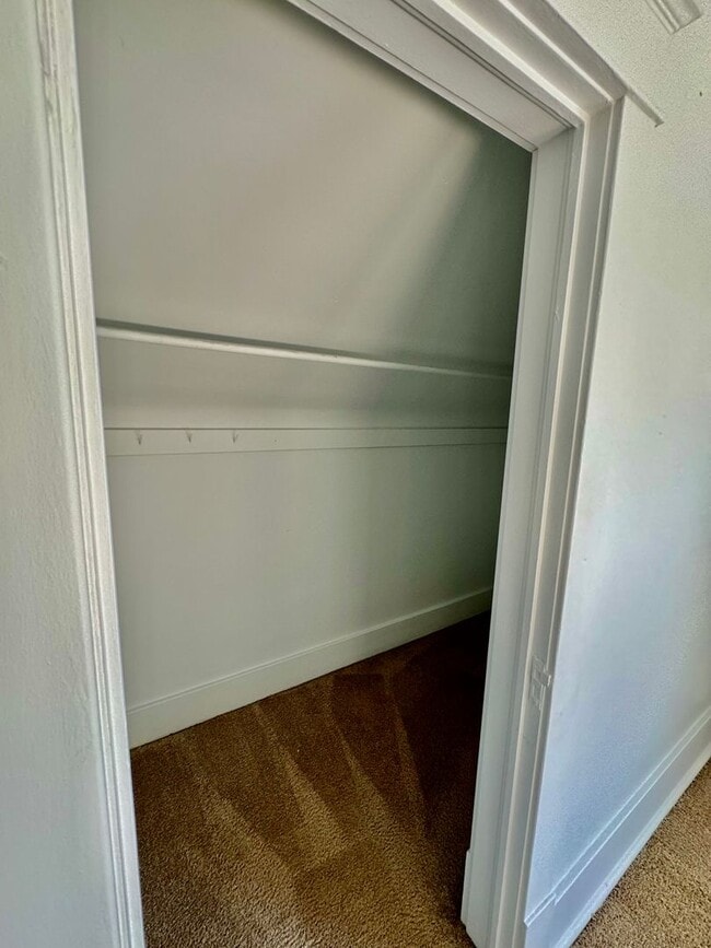 Building Photo - 4 Bedroom House Across from EMU! Available Fall 2026