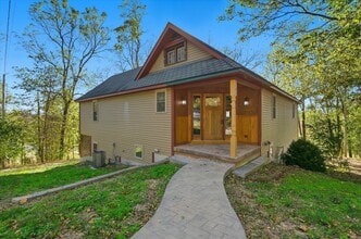 Building Photo - 4 102