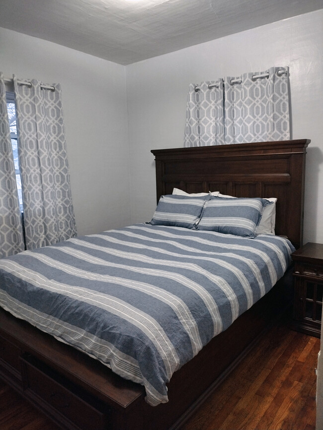 Queen bedroom -1 - 711 N Chestnut St