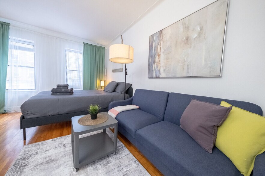 Building Photo - 330 E 74th St