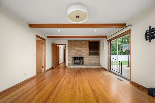 Building Photo - 902 Whitehall Rd