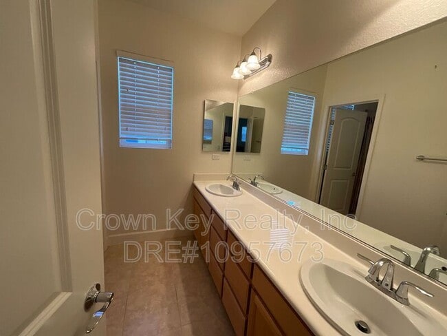 Building Photo - 546 W Campania Way