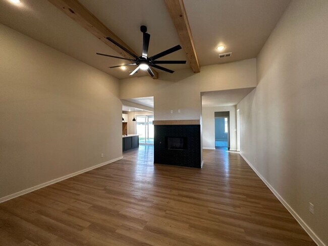 Building Photo - Stunning 3 bedroom Wolfforth - Pre lease f...