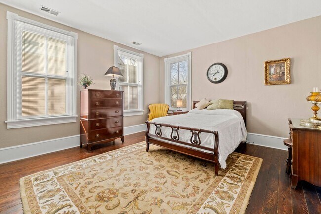 Building Photo - Downtown Smithfield: Beautiful, furnished apartment for rent