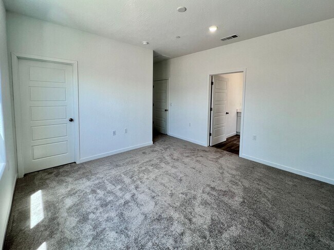 Building Photo - $2,595 Fowler & Dakota, 4 Bedroom 2 Bathro...