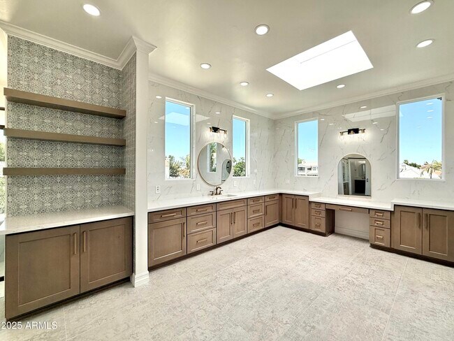 Building Photo - 1523 E Treasure Cove Dr