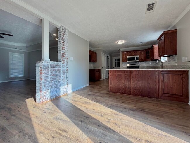 Building Photo - 271 Meadowland Dr