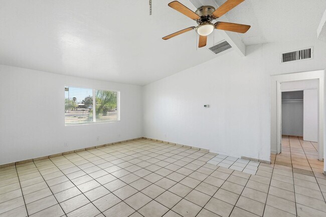 Building Photo - Beautifully Remodeled Home in a Central Tucson Location!