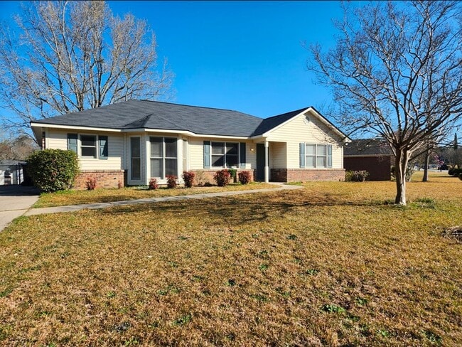 Building Photo - North Columbus 3 Bedrooms 2 Baths fenced
