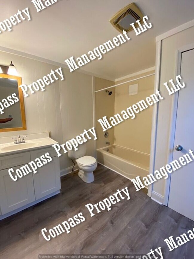 Building Photo - $1445 - 3 Bed, 2 Bath Farmhouse - Denver