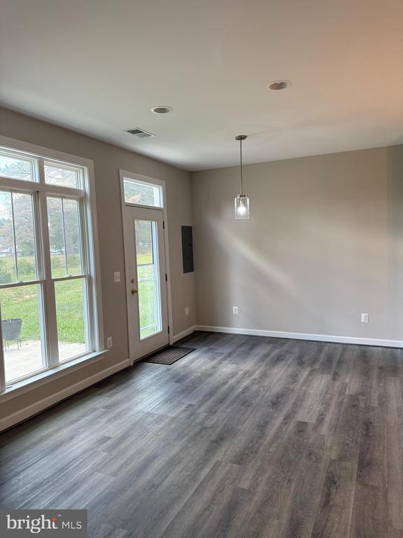Building Photo - 102 Coralyrose Ct