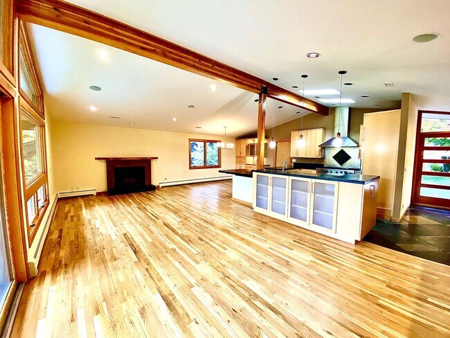 Building Photo - Stunning, 4 Bedroom, 3500 Square Foot, Highland's Home in Boise's North End
