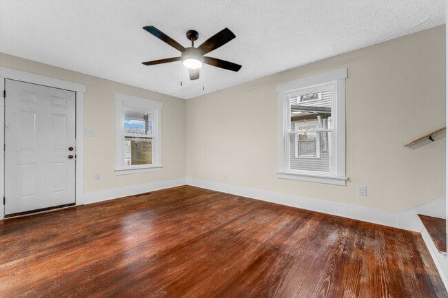 Building Photo - 911 Montrose Ave