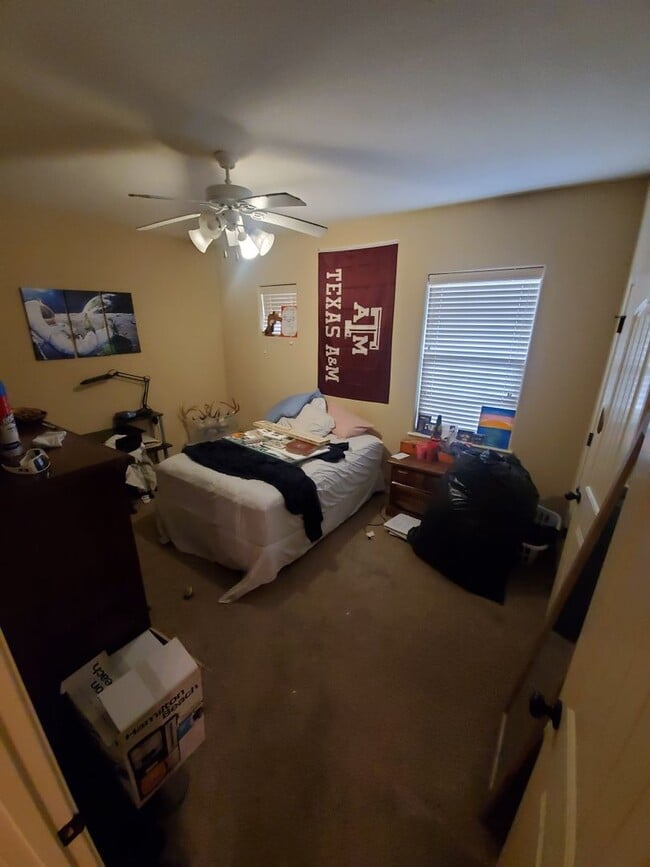 Building Photo - College Station - 3 bedrooms / 3 Baths Townhome in the Barracks!