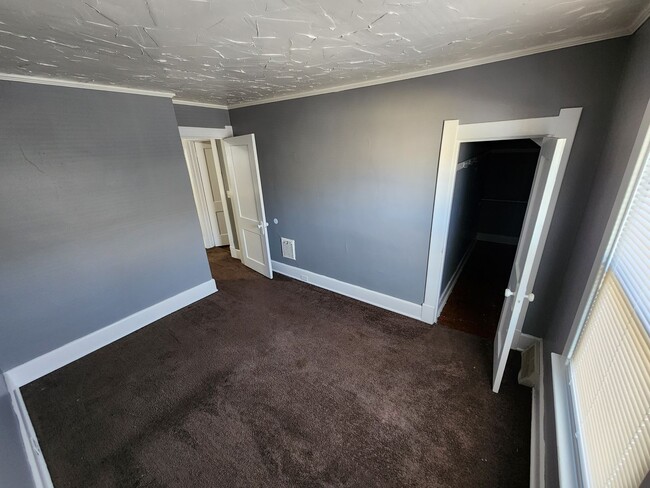 Building Photo - 3 Bedroom House
