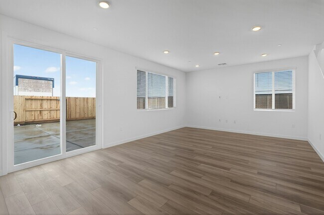 Building Photo - 56 Daytona Ct